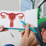Dra. Thaline Neves explica como o ambiente intrauterino pode impactar diretamente a saúde futura do bebé.