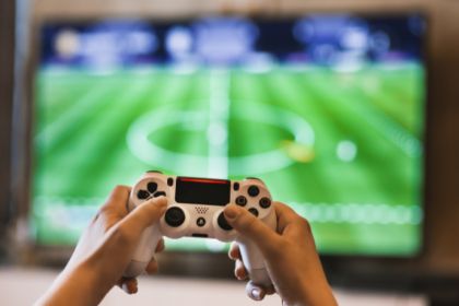 Sérgio Bento De Araújo destaca como os e-sports desenvolvem habilidades de liderança, estratégia e colaboração entre estudantes.