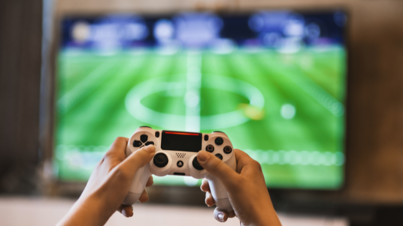 Sérgio Bento De Araújo destaca como os e-sports desenvolvem habilidades de liderança, estratégia e colaboração entre estudantes.