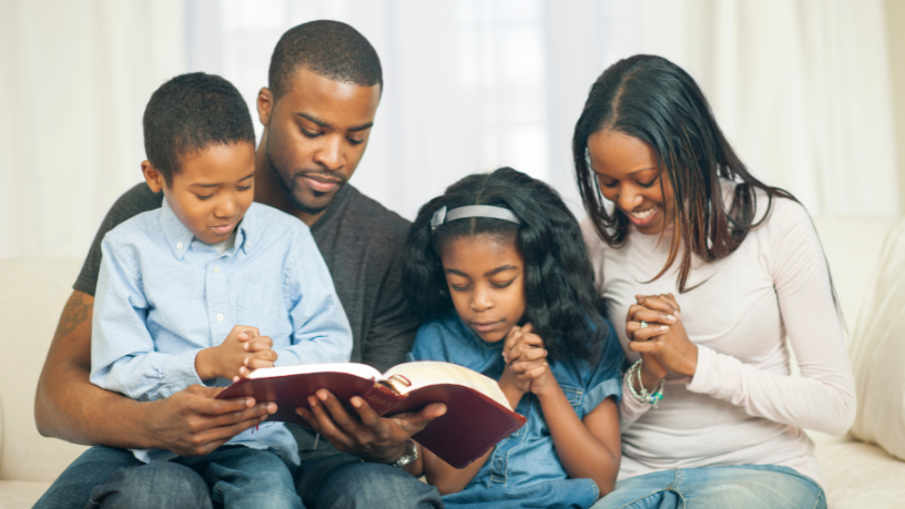 Uma análise de Jose Eduardo De Oliveira e Silva sobre como a família cristã contribui para valores, estabilidade e testemunho de fé no mundo atual.