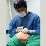 Milton Seigi Hayashi orienta sobre segurança em cirurgia plástica e cuidados do paciente.