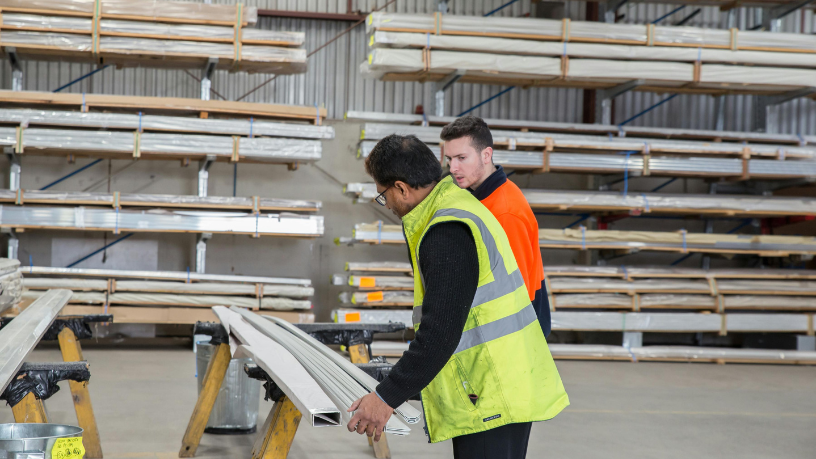A redução de custos operacionais depende da escolha adequada de materiais construtivos, conforme analisa Elmar Juan Passos Varjão Bomfim.